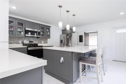 Casa en venta en Miami Springs, Florida, 4 dormitorios, 263.66 m2 № 2319634 - foto 6
