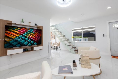 Casa en venta en Miami Springs, Florida, 4 dormitorios, 263.66 m2 № 2319634 - foto 19