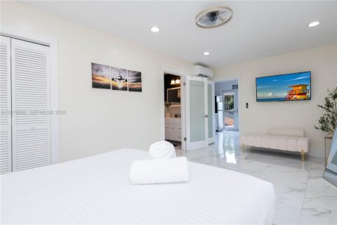 Casa en venta en Miami Springs, Florida, 4 dormitorios, 263.66 m2 № 2319634 - foto 25