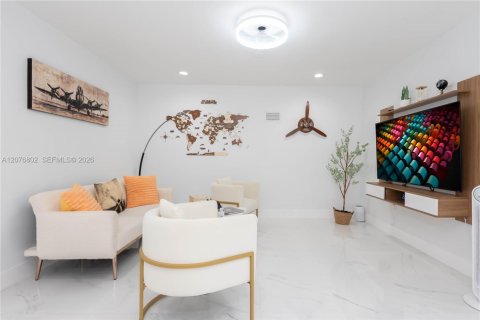 Casa en venta en Miami Springs, Florida, 4 dormitorios, 263.66 m2 № 2319634 - foto 21