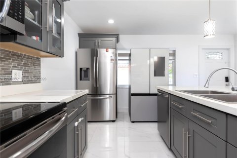 Casa en venta en Miami Springs, Florida, 4 dormitorios, 263.66 m2 № 2319634 - foto 7