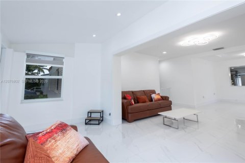 Casa en venta en Miami Springs, Florida, 4 dormitorios, 263.66 m2 № 2319634 - foto 10