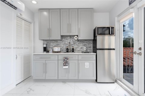 Casa en venta en Miami Springs, Florida, 4 dormitorios, 263.66 m2 № 2319634 - foto 14