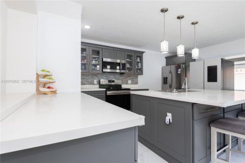 Casa en venta en Miami Springs, Florida, 4 dormitorios, 263.66 m2 № 2319634 - foto 8
