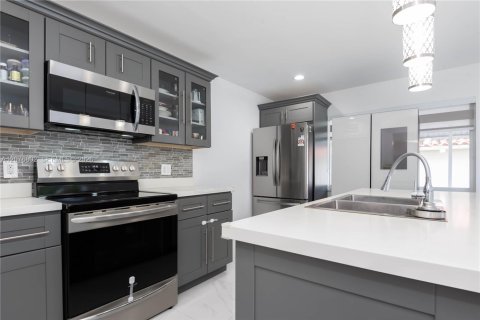 Casa en venta en Miami Springs, Florida, 4 dormitorios, 263.66 m2 № 2319634 - foto 9