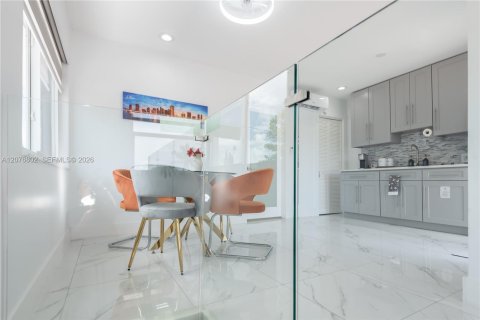 Casa en venta en Miami Springs, Florida, 4 dormitorios, 263.66 m2 № 2319634 - foto 27