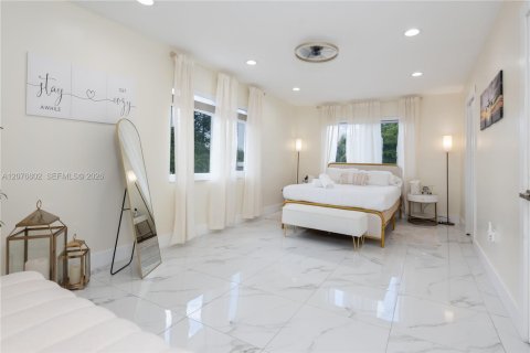 Casa en venta en Miami Springs, Florida, 4 dormitorios, 263.66 m2 № 2319634 - foto 26