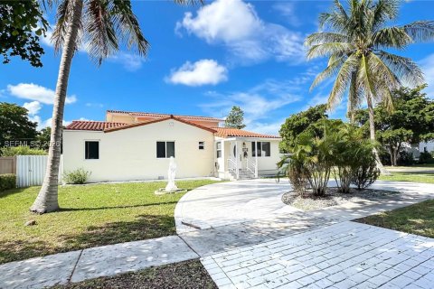 Casa en Miami Springs, Florida 4 dormitorios, 263.66 m2 № 2319634