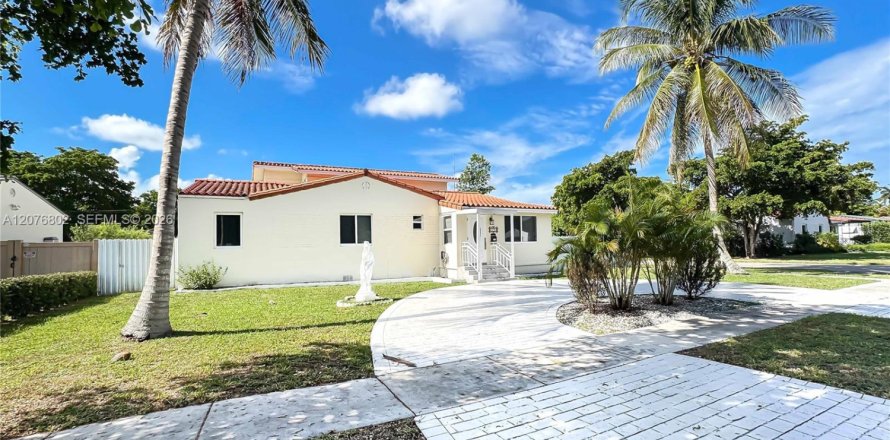 Casa en Miami Springs, Florida 4 dormitorios, 263.66 m2 № 2319634