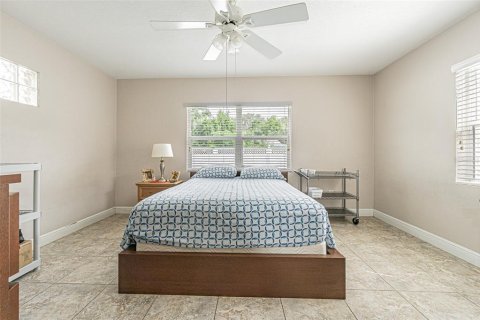 House in Tarpon Springs, Florida 4 bedrooms, 217.86 sq.m. № 2124912 - photo 25