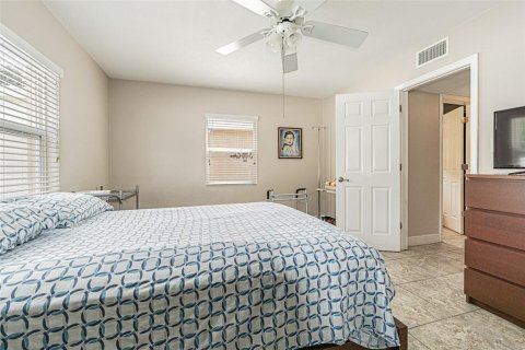 House in Tarpon Springs, Florida 4 bedrooms, 217.86 sq.m. № 2124912 - photo 26