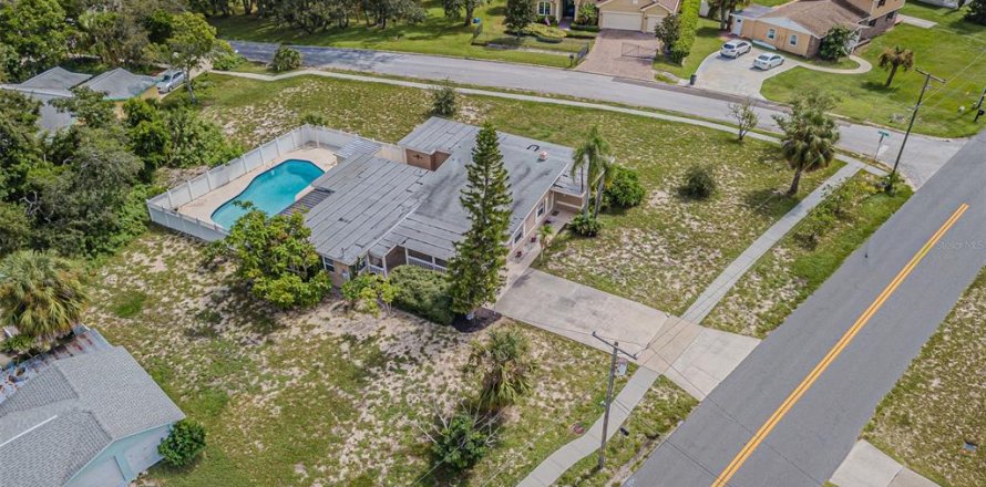 House in Tarpon Springs, Florida 4 bedrooms, 217.86 sq.m. № 2124912
