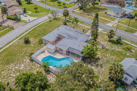 House in Tarpon Springs, Florida 4 bedrooms, 217.86 sq.m. № 2124912 - photo 6