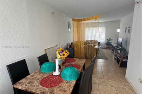 Adosado en alquiler en Miami, Florida, 4 dormitorios, 154.22 m2 № 2086167 - foto 3