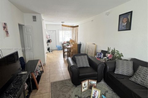 Adosado en alquiler en Miami, Florida, 4 dormitorios, 154.22 m2 № 2086167 - foto 2