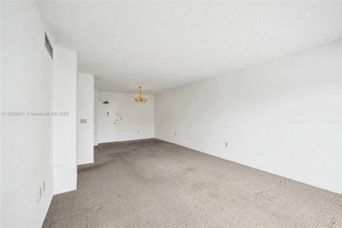 Condo in Hallandale Beach, Florida, 2 bedrooms  № 2039424 - photo 13