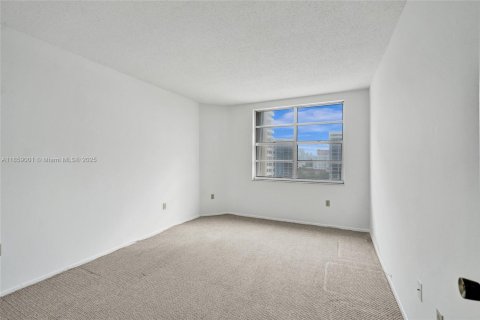 Condo in Hallandale Beach, Florida, 2 bedrooms  № 2039424 - photo 28