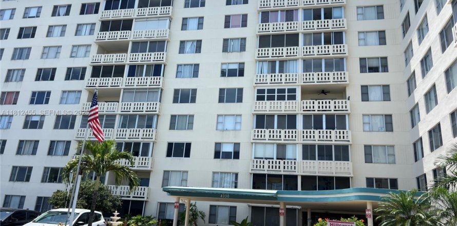 Condominio en Hollywood, Florida, 2 dormitorios  № 1977405