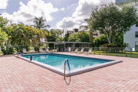 Condo in Margate, Florida, 2 bedrooms  № 2069001 - photo 25