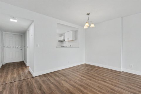 Condo in Margate, Florida, 2 bedrooms  № 2069001 - photo 8