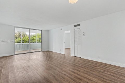 Condo in Margate, Florida, 2 bedrooms  № 2069001 - photo 11