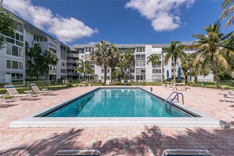 Condo in Margate, Florida, 2 bedrooms  № 2069001 - photo 2