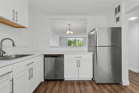 Condo in Margate, Florida, 2 bedrooms  № 2069001 - photo 5