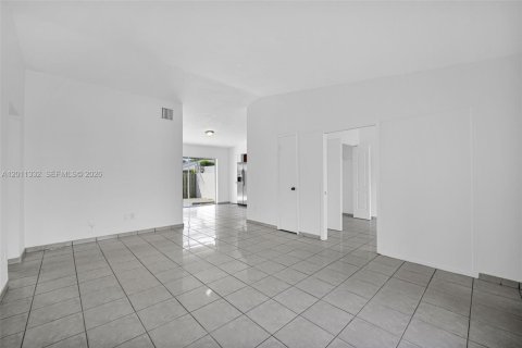 Townhouse in Miami, Florida 2 bedrooms, 94.3 sq.m. № 2075156 - photo 18