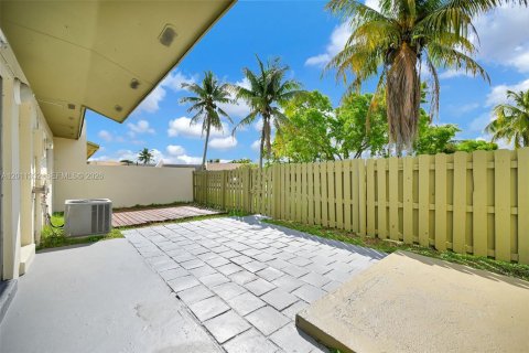 Townhouse in Miami, Florida 2 bedrooms, 94.3 sq.m. № 2075156 - photo 22