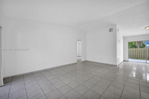 Townhouse in Miami, Florida 2 bedrooms, 94.3 sq.m. № 2075156 - photo 4