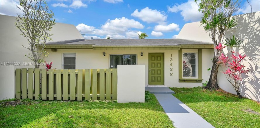 Townhouse in Miami, Florida 2 bedrooms, 94.3 sq.m. № 2075156