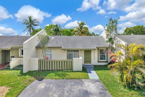 Townhouse in Miami, Florida 2 bedrooms, 94.3 sq.m. № 2075156 - photo 25