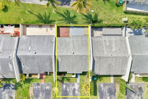 Townhouse in Miami, Florida 2 bedrooms, 94.3 sq.m. № 2075156 - photo 28