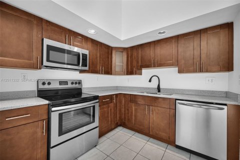 Townhouse in Miami, Florida 2 bedrooms, 94.3 sq.m. № 2075156 - photo 5