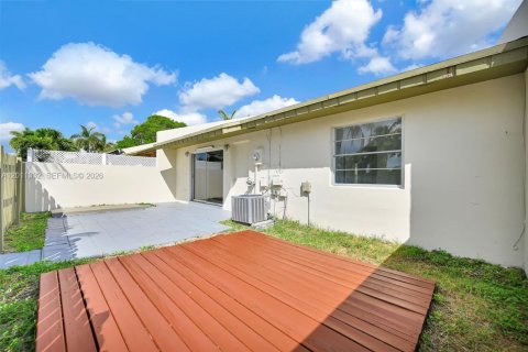 Townhouse in Miami, Florida 2 bedrooms, 94.3 sq.m. № 2075156 - photo 24