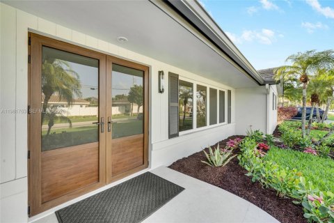 House in Lighthouse Point, Florida 3 bedrooms, 230.4 sq.m. № 2048696 - photo 4