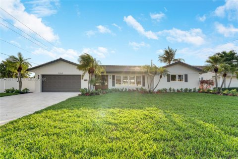 House in Lighthouse Point, Florida 3 bedrooms, 230.4 sq.m. № 2048696 - photo 3