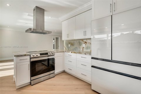 House in Lighthouse Point, Florida 3 bedrooms, 230.4 sq.m. № 2048696 - photo 13