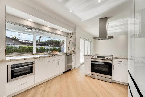 House in Lighthouse Point, Florida 3 bedrooms, 230.4 sq.m. № 2048696 - photo 12