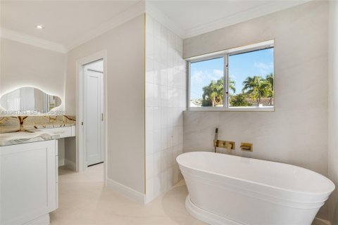 House in Lighthouse Point, Florida 3 bedrooms, 230.4 sq.m. № 2048696 - photo 20