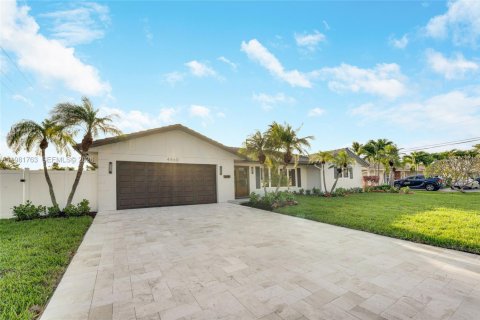 House in Lighthouse Point, Florida 3 bedrooms, 230.4 sq.m. № 2048696 - photo 2