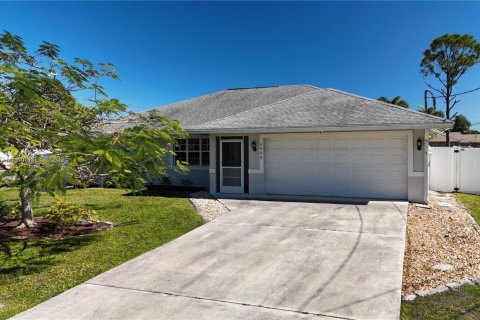 House in Port St. Lucie, Florida 3 bedrooms, 153.29 sq.m. № 1976272 - photo 1