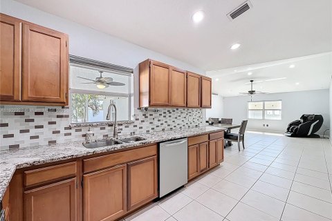 House in Port St. Lucie, Florida 3 bedrooms, 153.29 sq.m. № 1976272 - photo 13