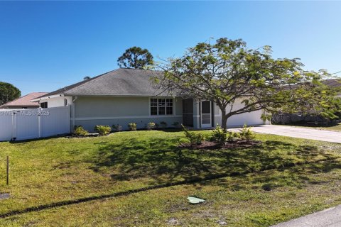 House in Port St. Lucie, Florida 3 bedrooms, 153.29 sq.m. № 1976272 - photo 2