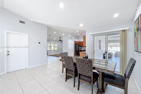 House in Port St. Lucie, Florida 3 bedrooms, 153.29 sq.m. № 1976272 - photo 20