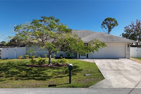 House in Port St. Lucie, Florida 3 bedrooms, 153.29 sq.m. № 1976272 - photo 4