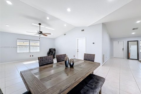 House in Port St. Lucie, Florida 3 bedrooms, 153.29 sq.m. № 1976272 - photo 19