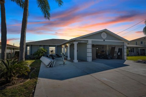 House in Hudson, Florida 3 bedrooms, 169.45 sq.m. № 1563378 - photo 1