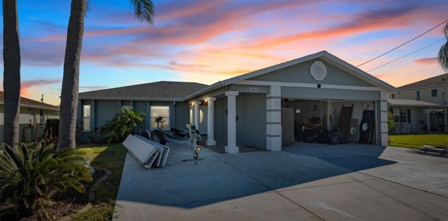 House in Hudson, Florida 3 bedrooms, 169.45 sq.m. № 1563378