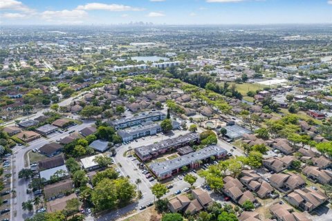 Купить коммерческую недвижимость в Лодерхилл, Флорида № 1959128 - фото 2